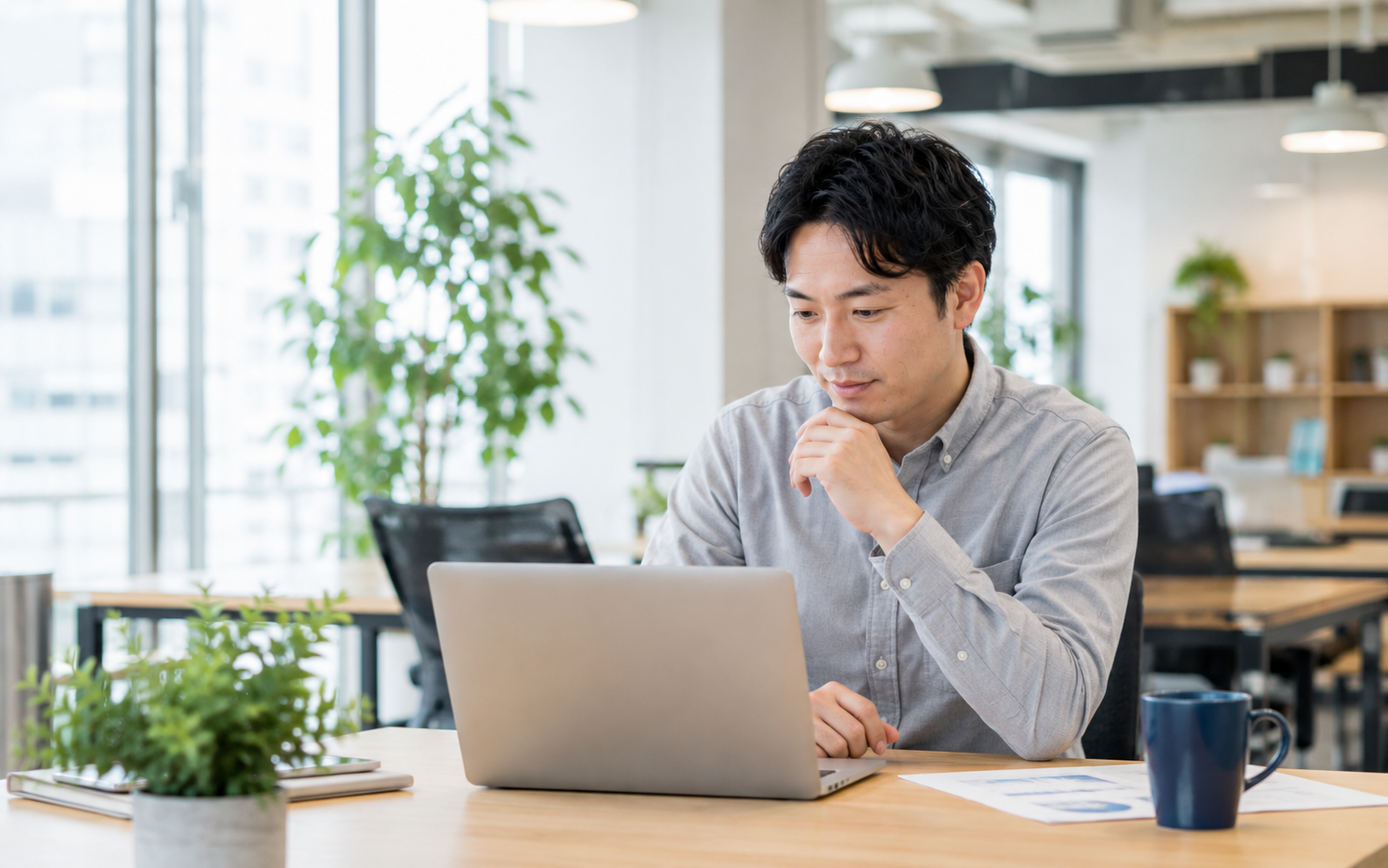 オフィスで採用情報を確認するビジネスパーソン