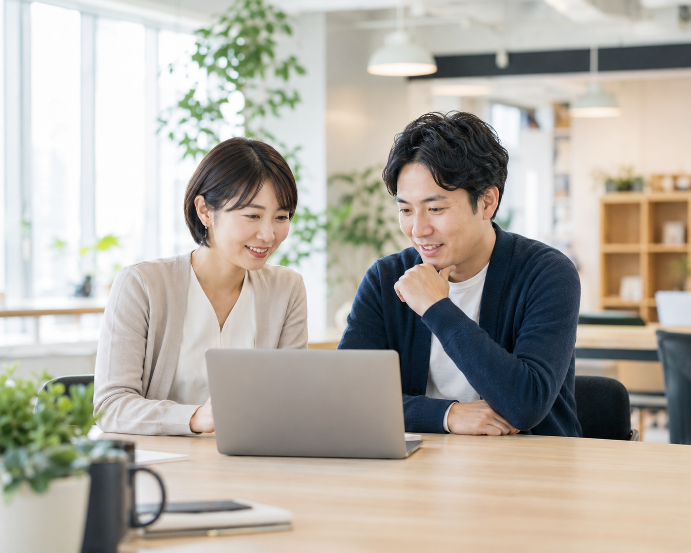 採用チームが会議で候補者情報を確認している様子